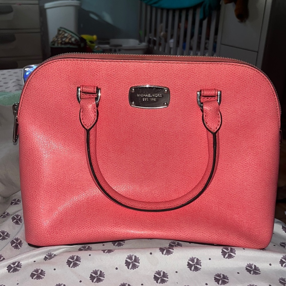 It’s a Michael Kors it in great condition it look like brand new